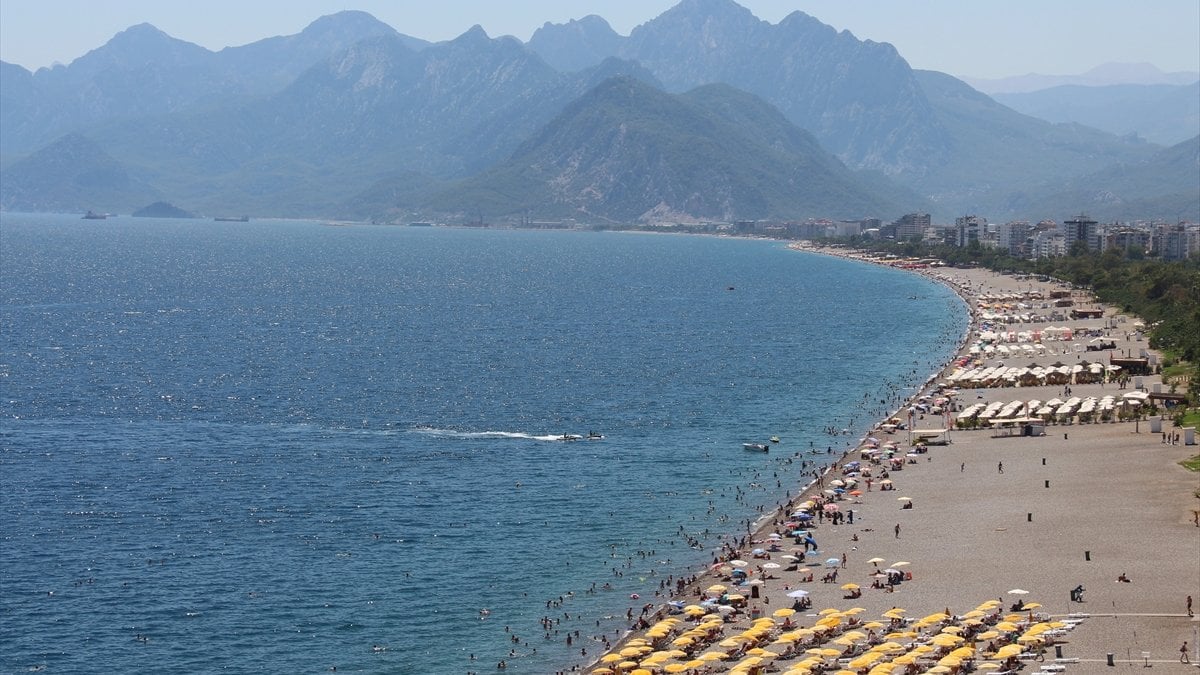 Antalya’da nem bunlattı, sahiller doldu