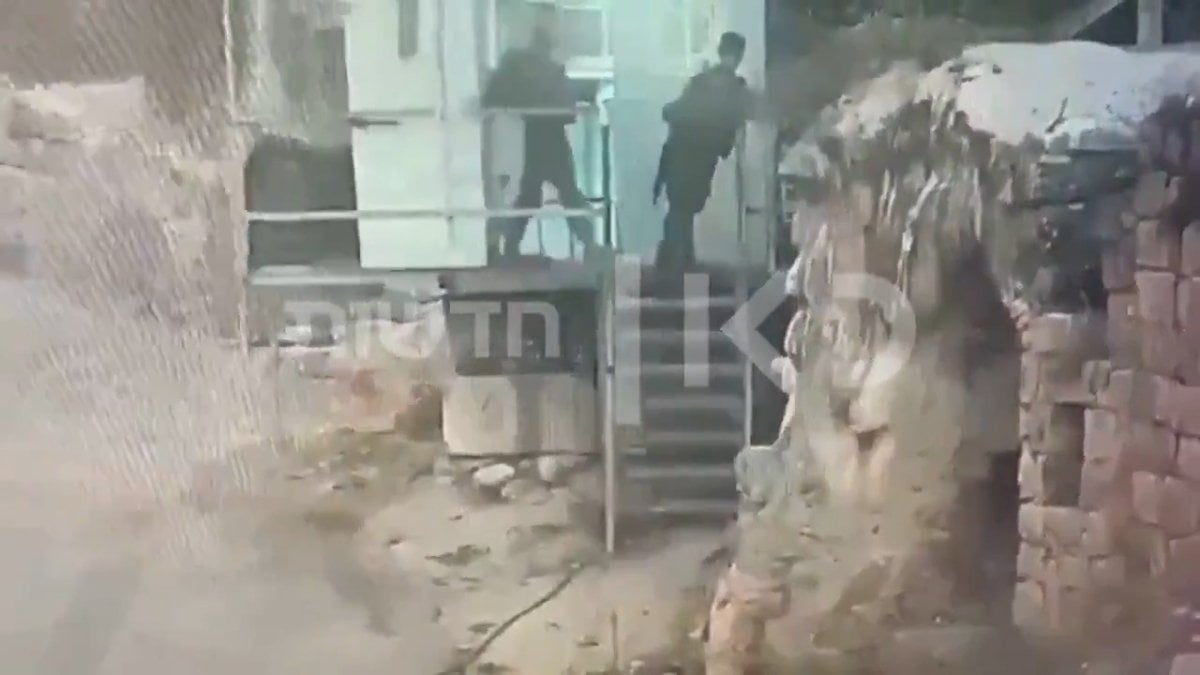 İsrail askeri elindeki bombayı düşürünce nöbet kulübesini patlattı