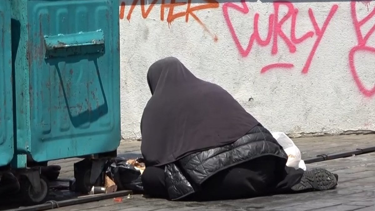 İstanbul’da dilenci turistlerden aldığı parayı TL’ye çevirdi