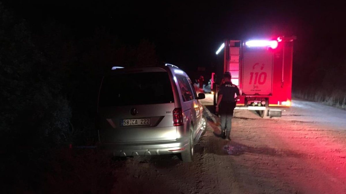 Kocaeli’de uçurumda asılı kalan araçtan çıkmaya çalışan sürücü 30 metre yükseklikten düştü