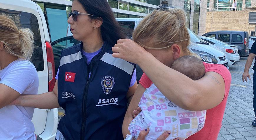 Kucağında 2 aylık bebeği ile adliyeye sevk edildi