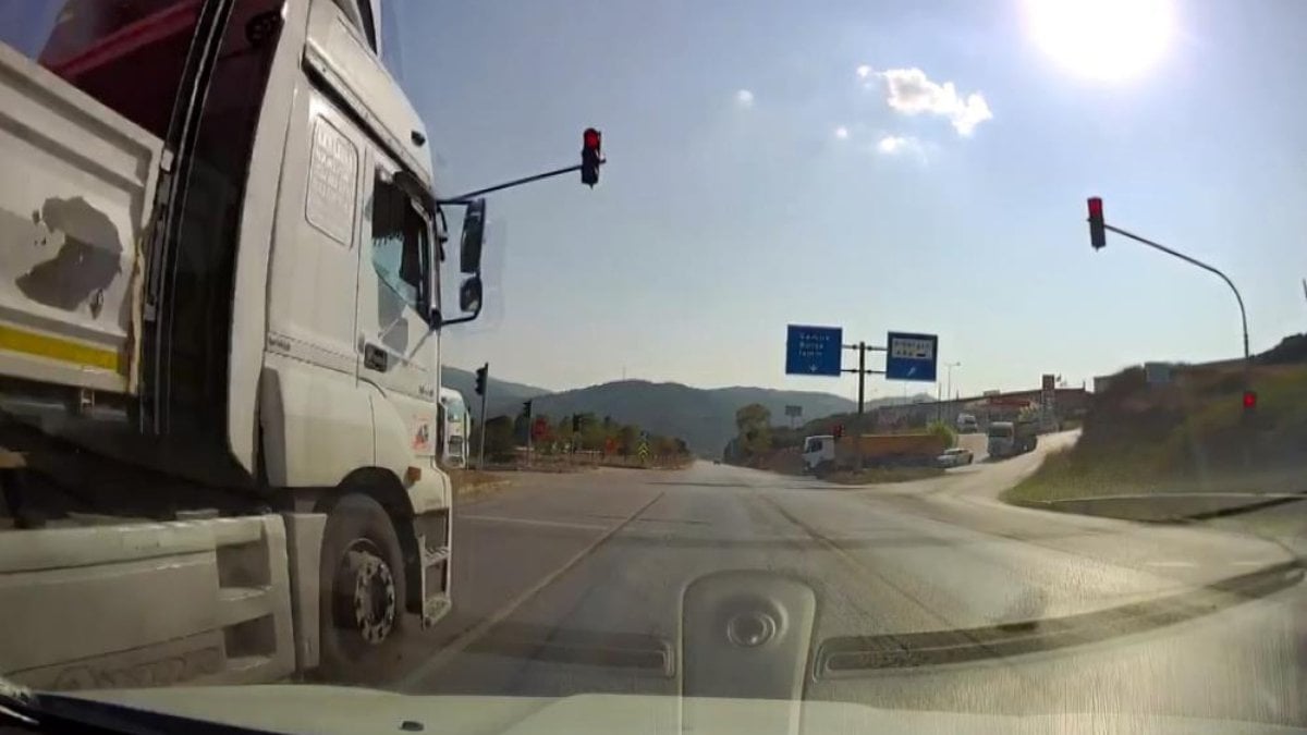 Bursa’da kırmızı ışıkta geçen tır, faciaya neden olacaktı