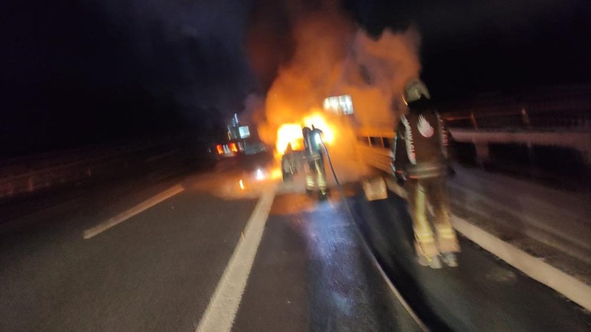 Çekmeköy’de seyir halindeki otomobilde yangın