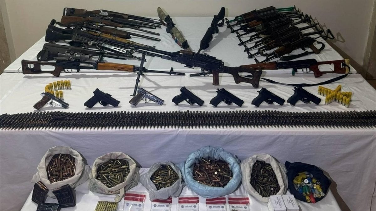 Mardin’de 8 eve operasyon: Çok sayıda silah ve mühimmat ele geçirildi
