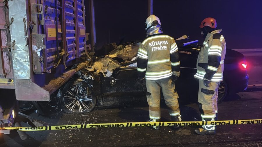 Kütahya’da tıra çarpan otomobildeki 4 kişi yaşamını yitirdi