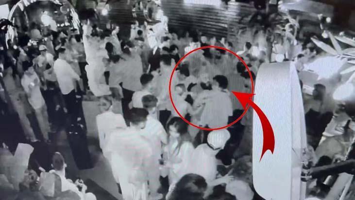 Eğlence mekanında ‘sarkıntılık’ iddiası kanlı bitti! Cam bardakla boğazını kesti, görüntüler kamerada