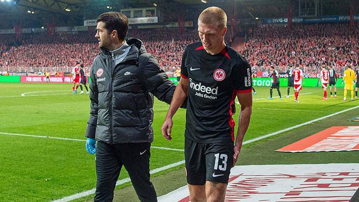 Yok böyle kovulma! Rakip takımın oyuncusunu tedavi etti, işinden oldu