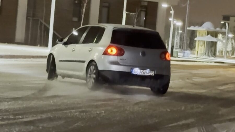 Aksaray’da karlı yolda drift atan sürücülerin tehlikeli anları kamerada